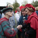 Dronning Sonja hilser på Shirley Bottolfsen fra Irland under hagefesten. Foto: Lise Åserud, NTB scanpix